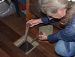 De vloer had ooit een opening voor een kerstboom, compleet met wiggen
<br/>
Richard Keijzer, 2015-09-27